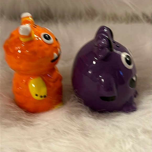 NEW HALLOWEEN SALT & PEPPER SHAKERS - Picture 3 of 6